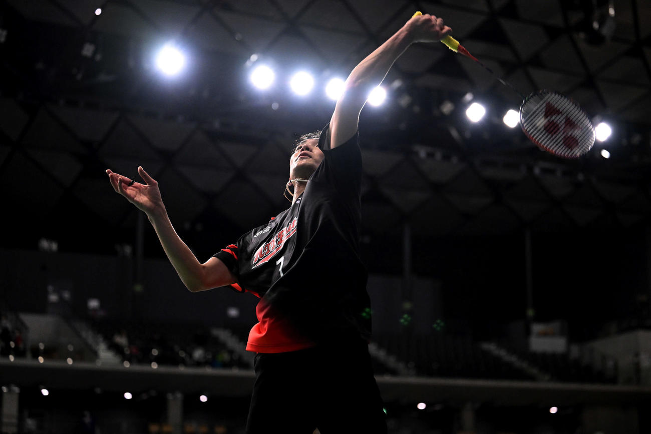 男子シングルス準々決勝でシャトルを打ち返す桃田（撮影・滝沢徹郎）