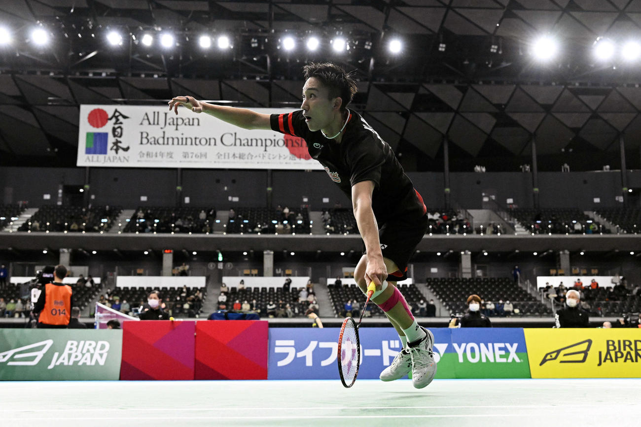 男子シングルス準々決勝でシャトルを追う桃田（撮影・滝沢徹郎）