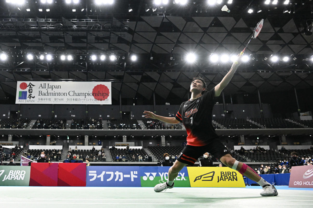男子シングルス準々決勝でシャトルを打ち返す桃田（撮影・滝沢徹郎）