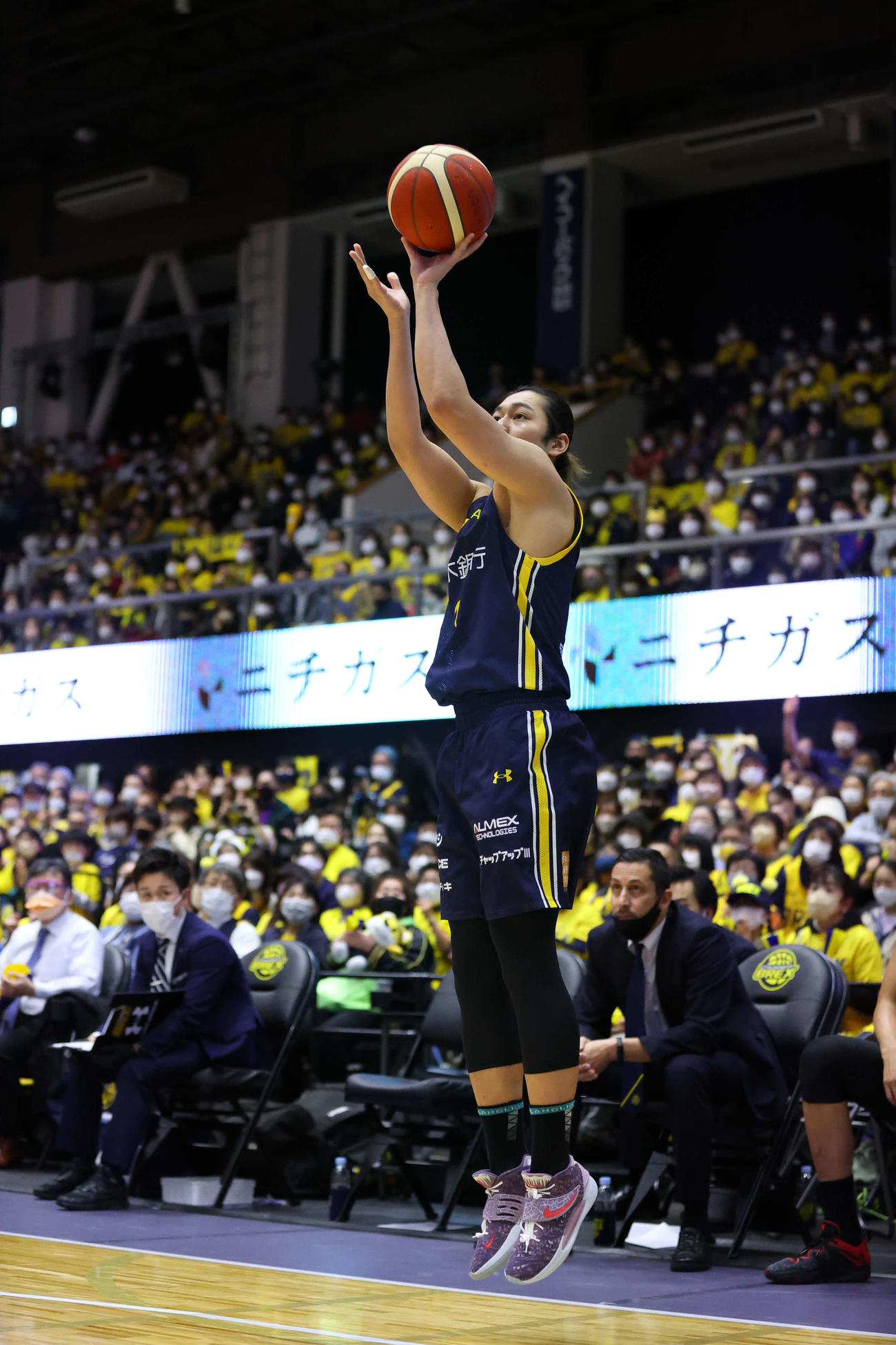 宇都宮対A東京　3点シュートを狙う宇都宮荒谷（コピーライトBLEAGUE）