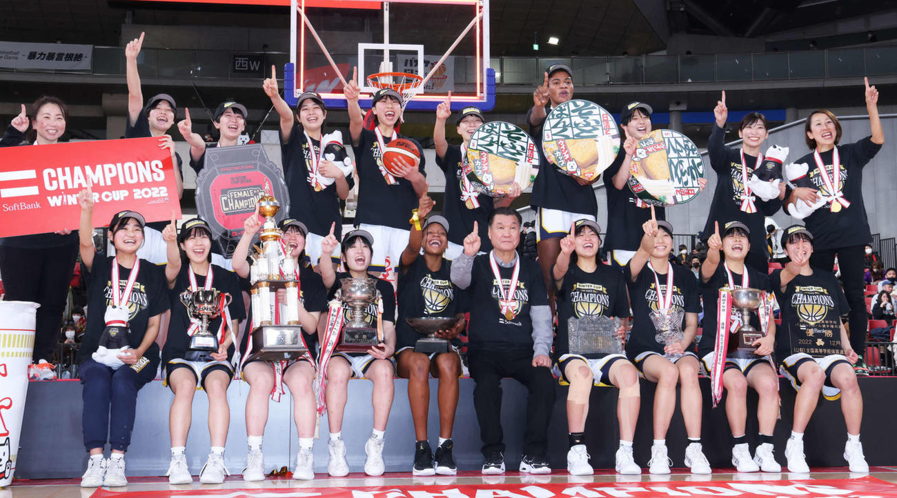 女子優勝を決め、山本コーチ（中央）を囲み集合写真に納まる京都精華学園の選手たち（撮影・河田真司）