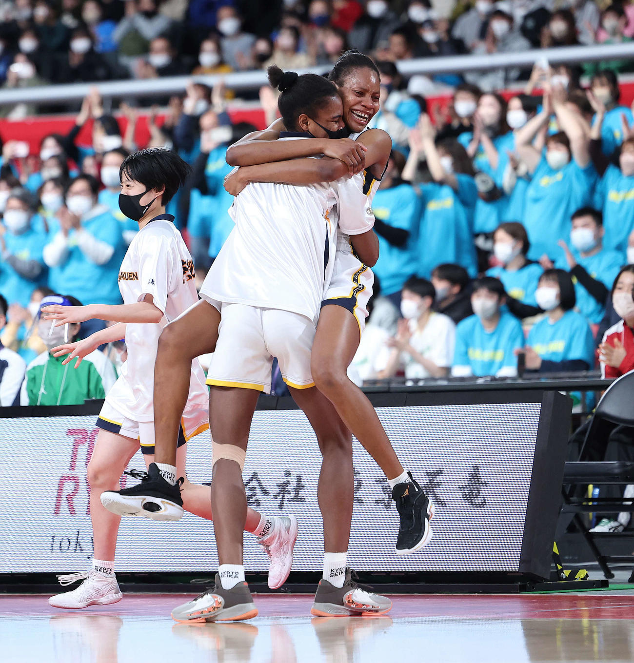 京都精華学園対札幌山の手　優勝を決め抱き合う京都精華学園・ディマロ・ジェシカ（左）とイゾジェ・ウチェ（撮影・河田真司）