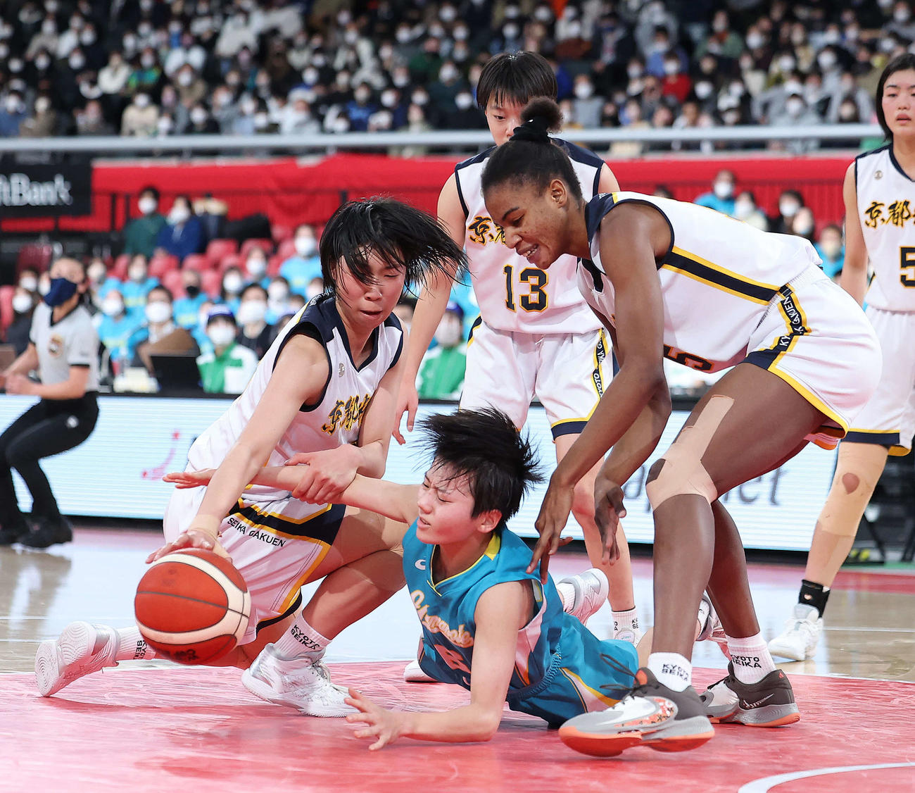 京都精華学園対札幌山の手　第2Q、ゴール下で競り合う京都精華学園・八木（左）と札幌山の手・野原（撮影・河田真司）