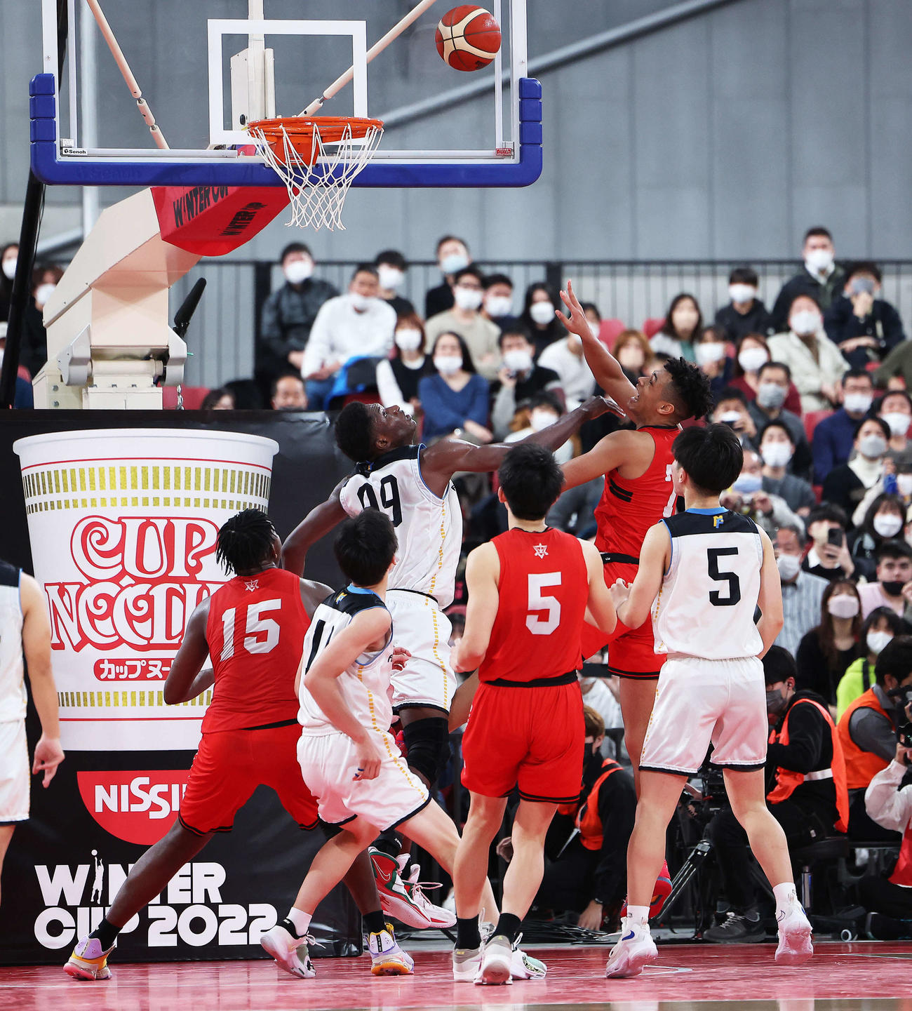 第4Q、決勝点となる78点目のシュートを放つ開志国際・介川（後方右）（撮影・河田真司）