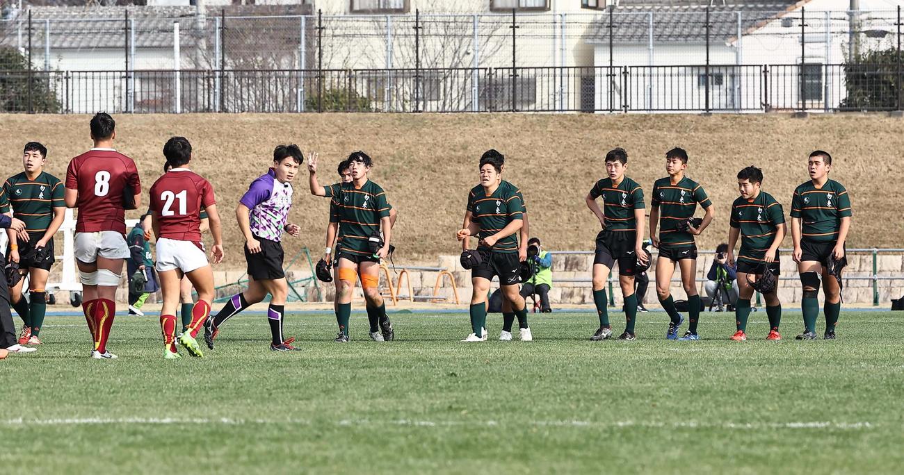 目黒学院に完敗し、肩を落とす勿来工フィフティーン（撮影・上田博志）