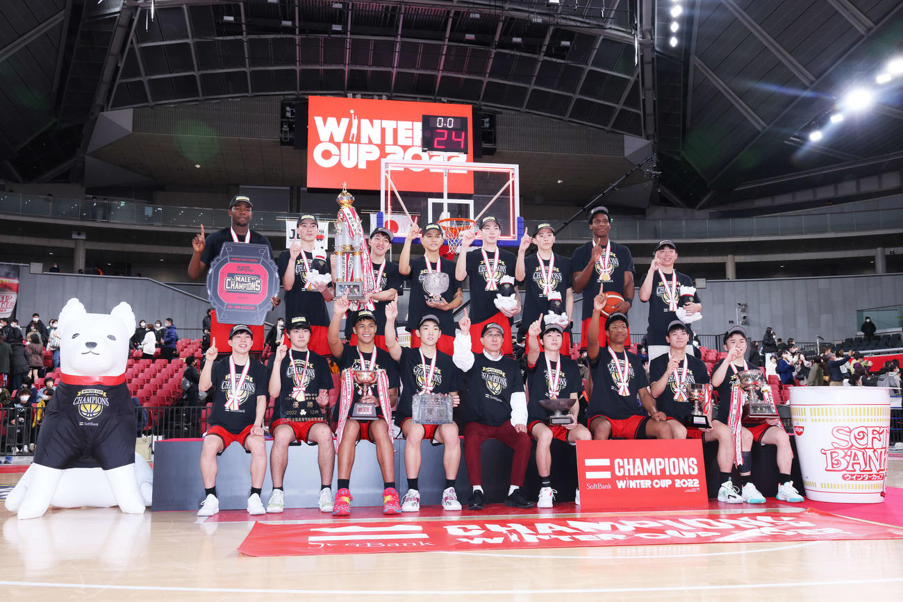 男子優勝を決め、富樫英樹コーチ（中央）を囲み集合写真に納まる開志国際の選手たち（撮影・河田真司）