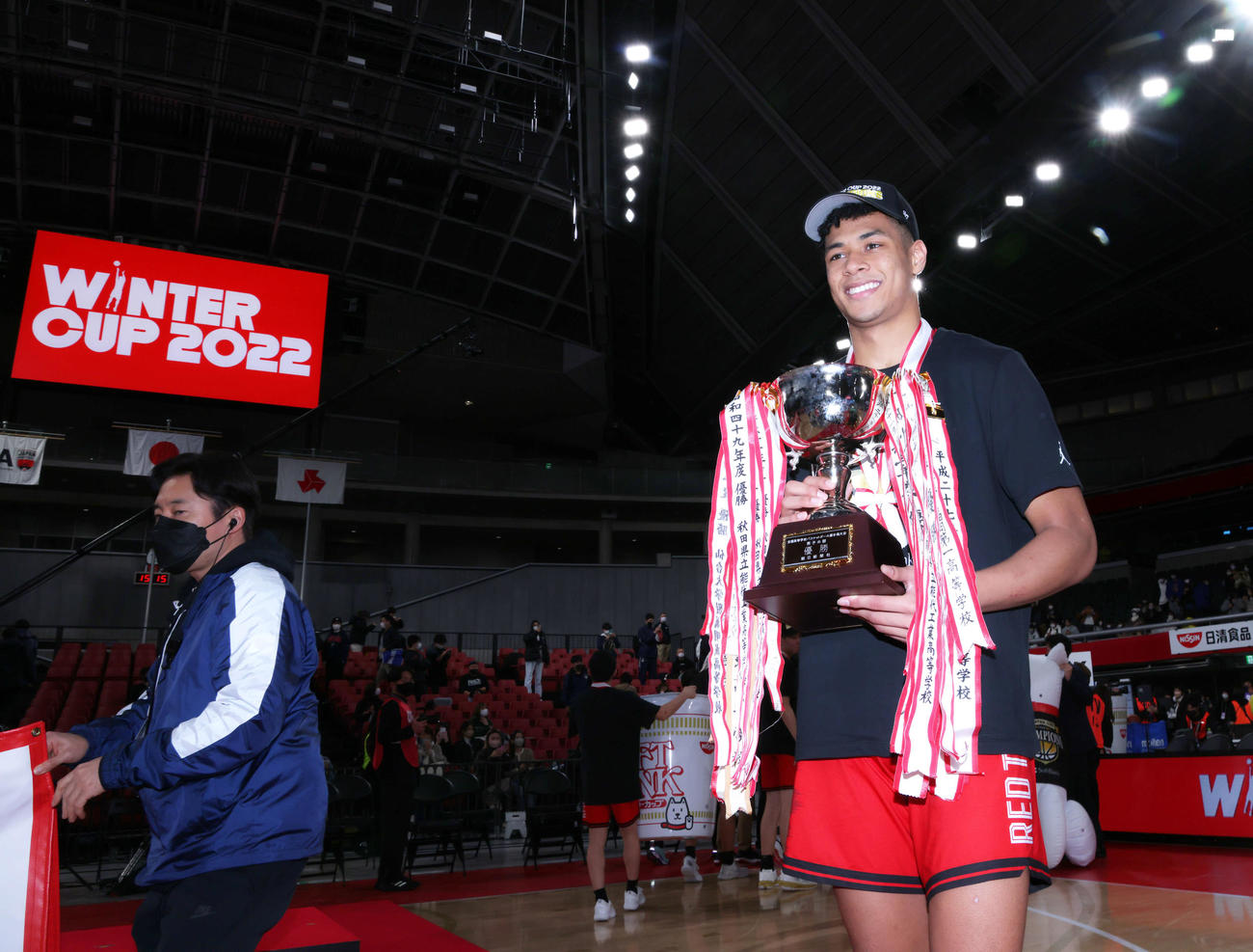 男子優勝を決め、トロフィーを手に笑顔を見せる開志国際・介川（撮影・河田真司）