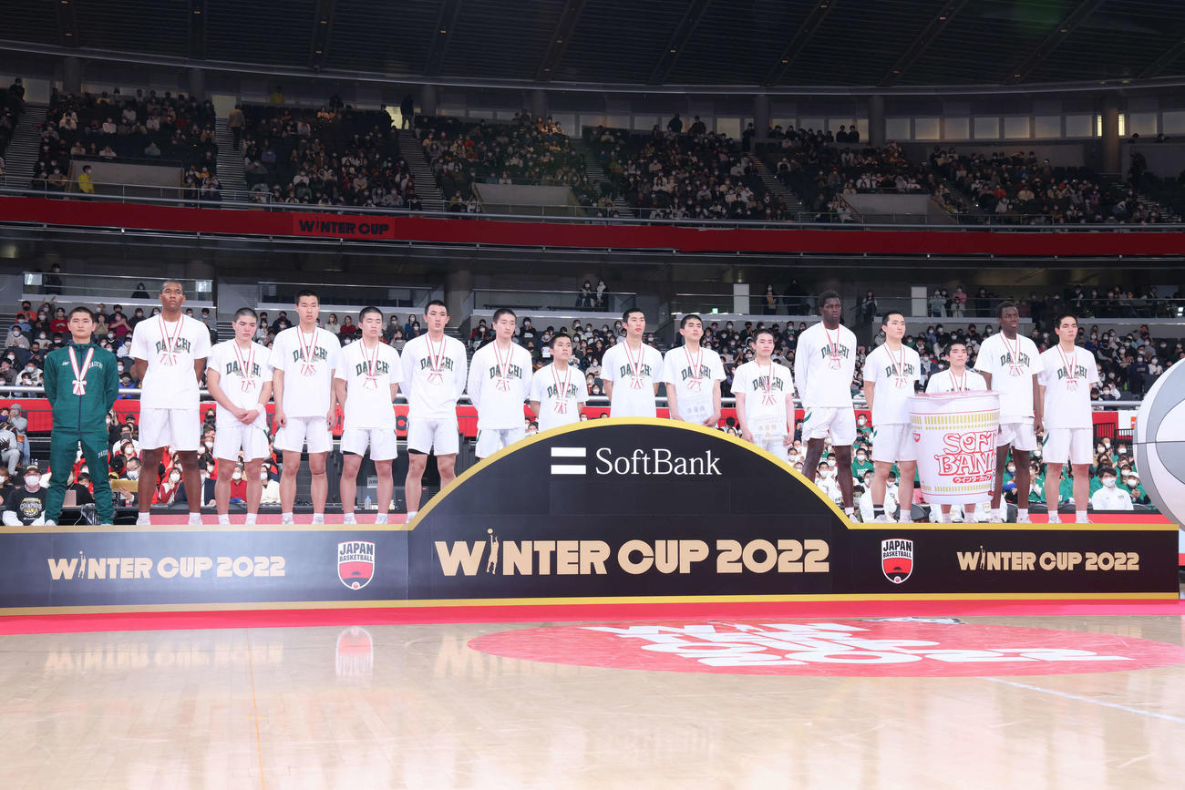 表彰式で写真に納まる男子準優勝の福岡第一の選手たち（撮影・河田真司）
