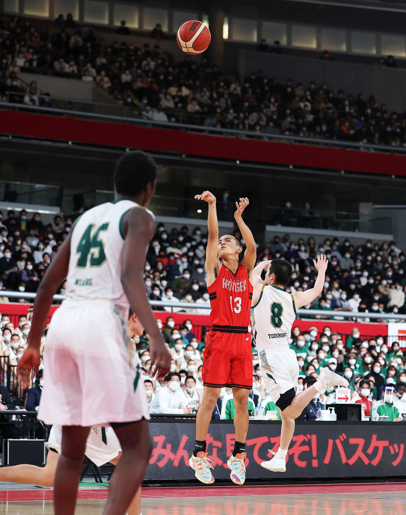 福岡第一対開志国際　第4Q、シュートを放つ開志国際・平良（中央）（撮影・河田真司）