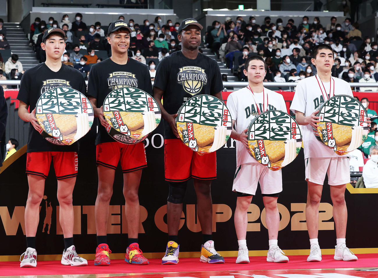 優秀選手賞に選ばれる、左から開志国際・武藤、介川、バシール・ファイサル・モハメッド、福岡第一・轟、城戸（撮影・河田真司）
