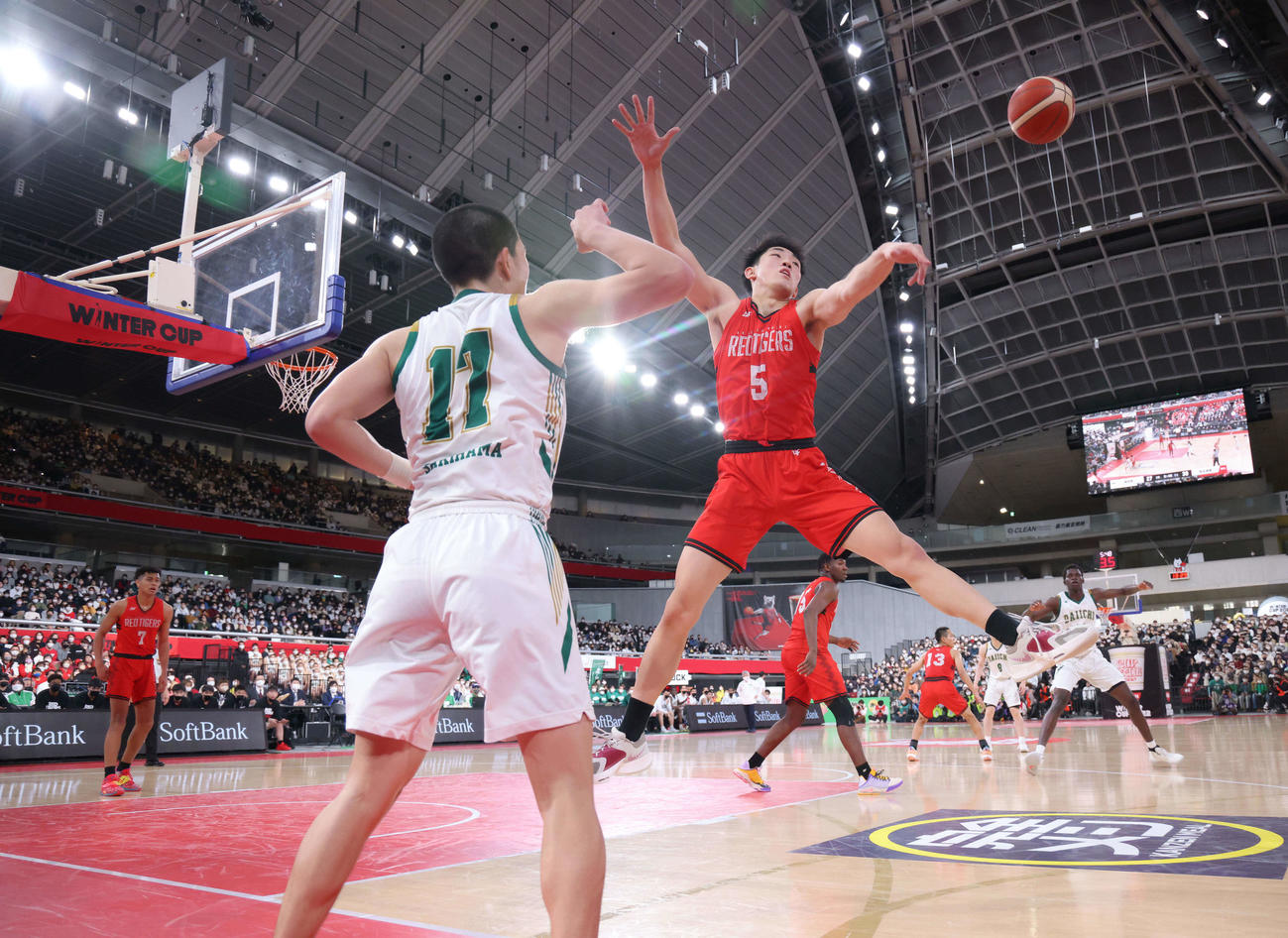 福岡第一対開志国際　第2Q、ディフェンスする開志国際・武藤（右）（撮影・河田真司）