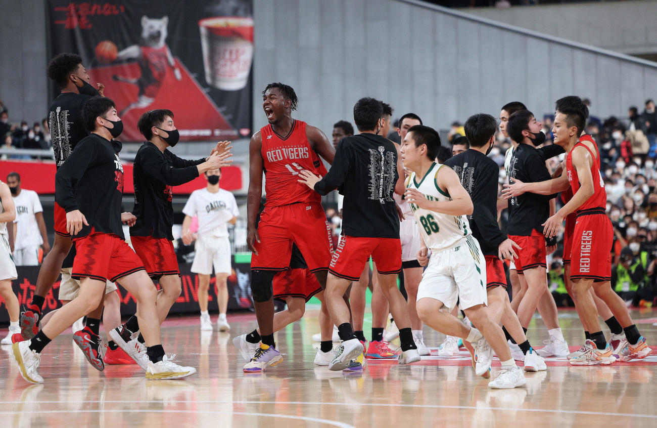 福岡第一に勝利し男子優勝を決め、歓喜する開志国際の選手たち（撮影・河田真司）