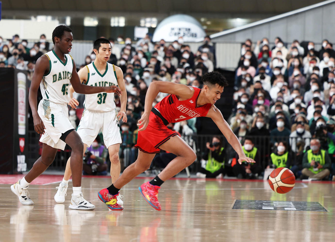 福岡第一対開志国際　第1Q、ボールを追う開志国際・介川（撮影・河田真司）