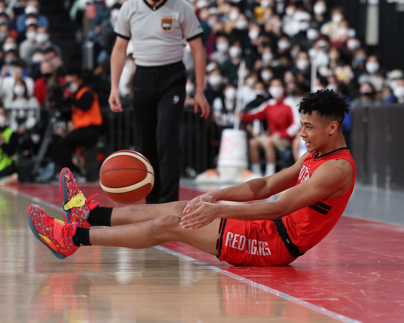 福岡第一対開志国際　第1Q、ボールを回すに飛びつく開志国際・介川（撮影・河田真司）