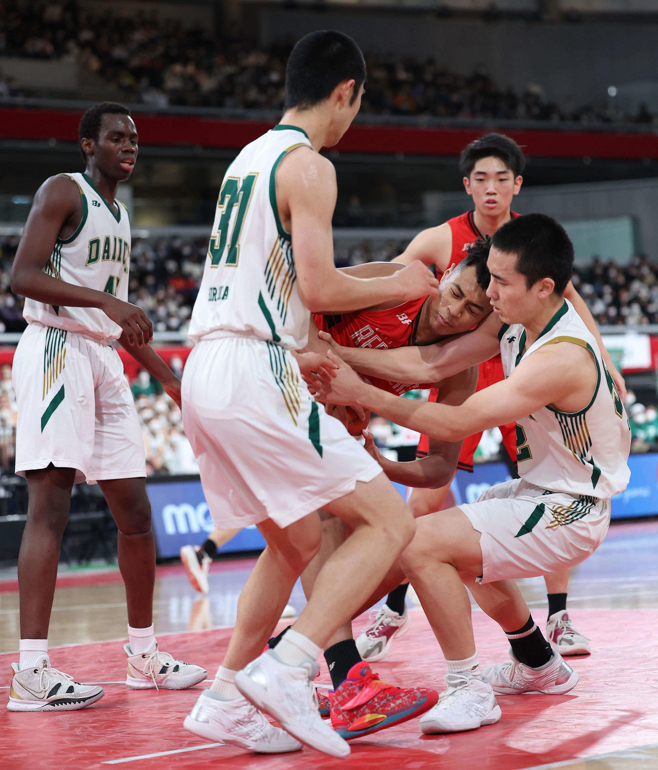 福岡第一対開志国際　第3Q、福岡第一のディフェンスに耐える開志国際・介川（中央）（撮影・河田真司）