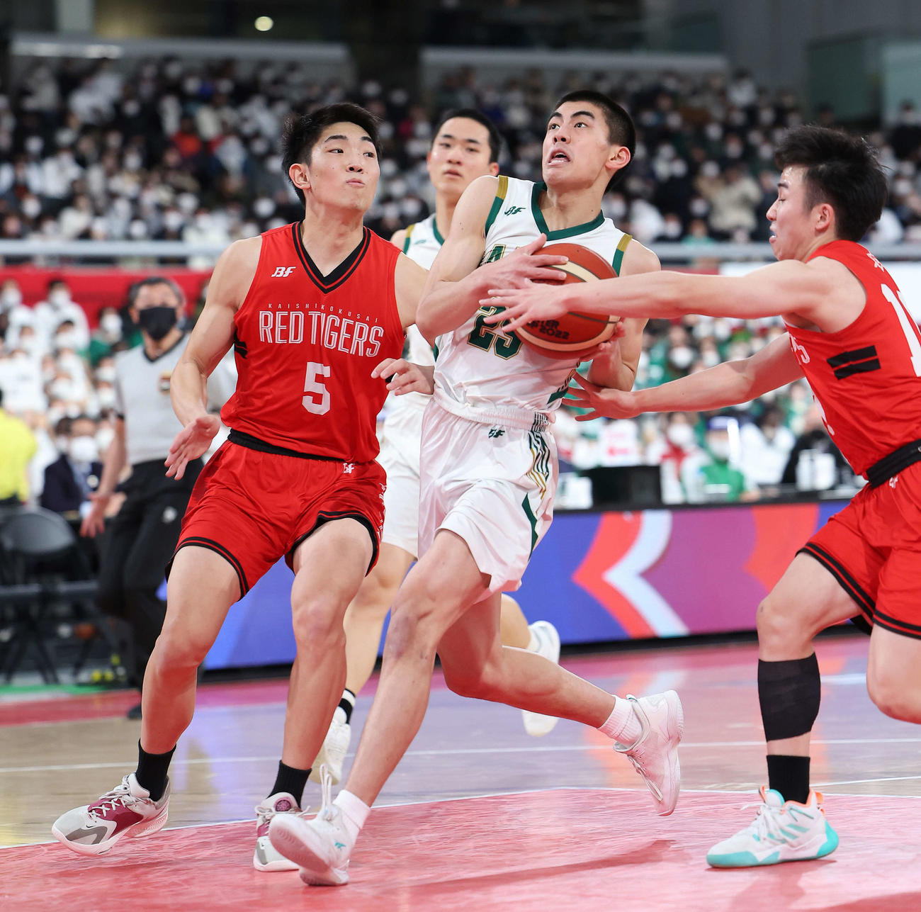 福岡第一対開志国際　第1Q、ゴール下に攻め込む福岡第一・城戸（中央）（撮影・河田真司）