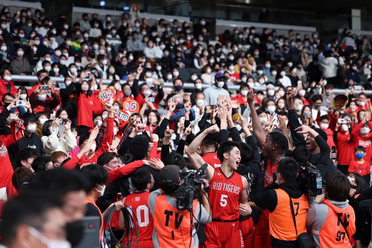 福岡第一に勝利し男子優勝を決め、歓喜する開志国際の選手たち（撮影・河田真司）