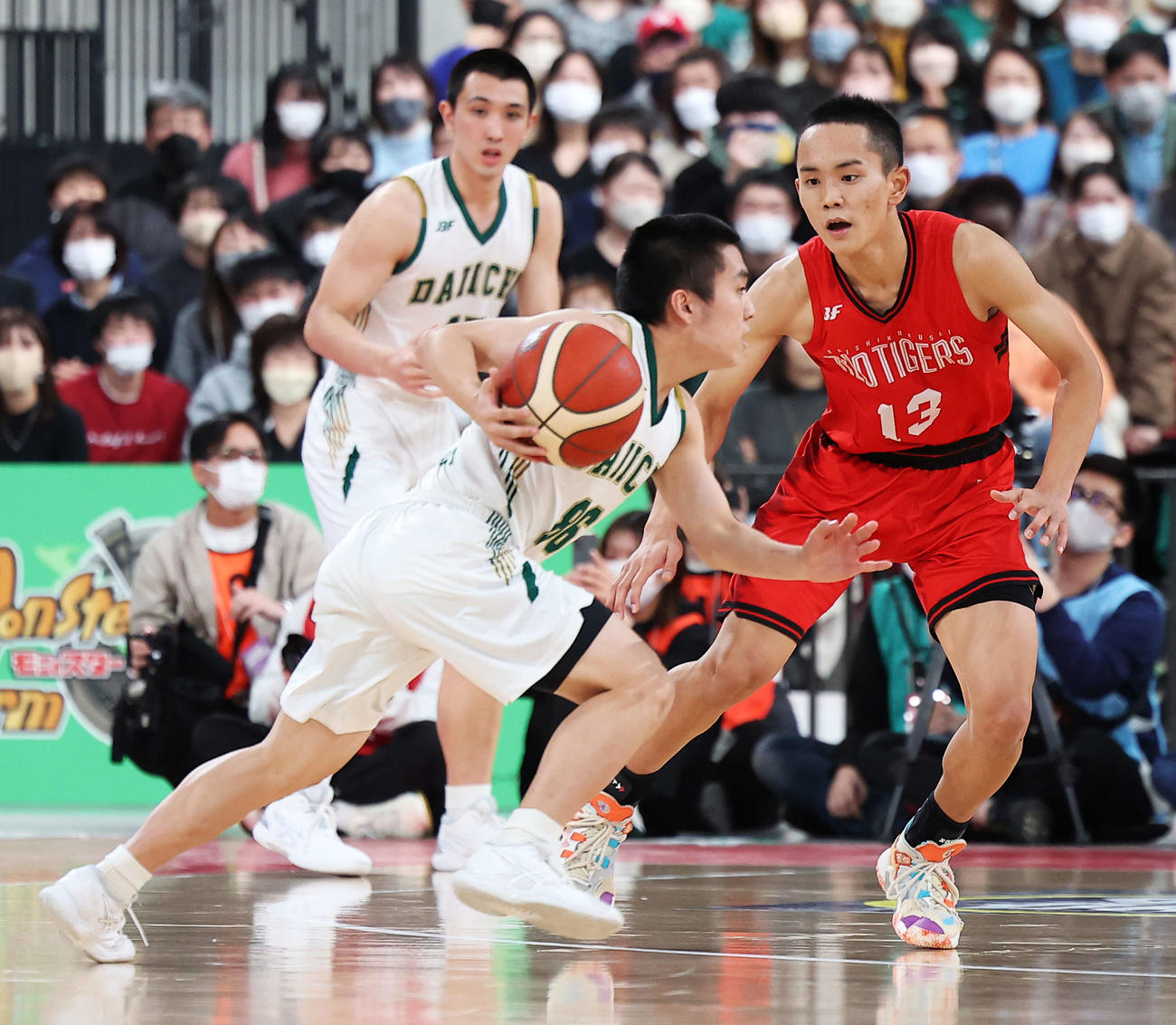 福岡第一対開志国際　第4Q、デフェンスする開志国際・平良（右）（撮影・河田真司）