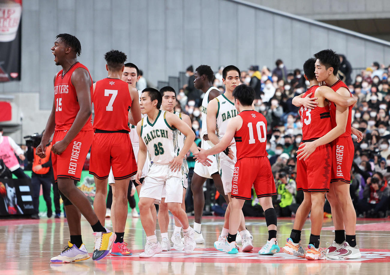 福岡第一（奥）に勝利する開志国際（撮影・河田真司）