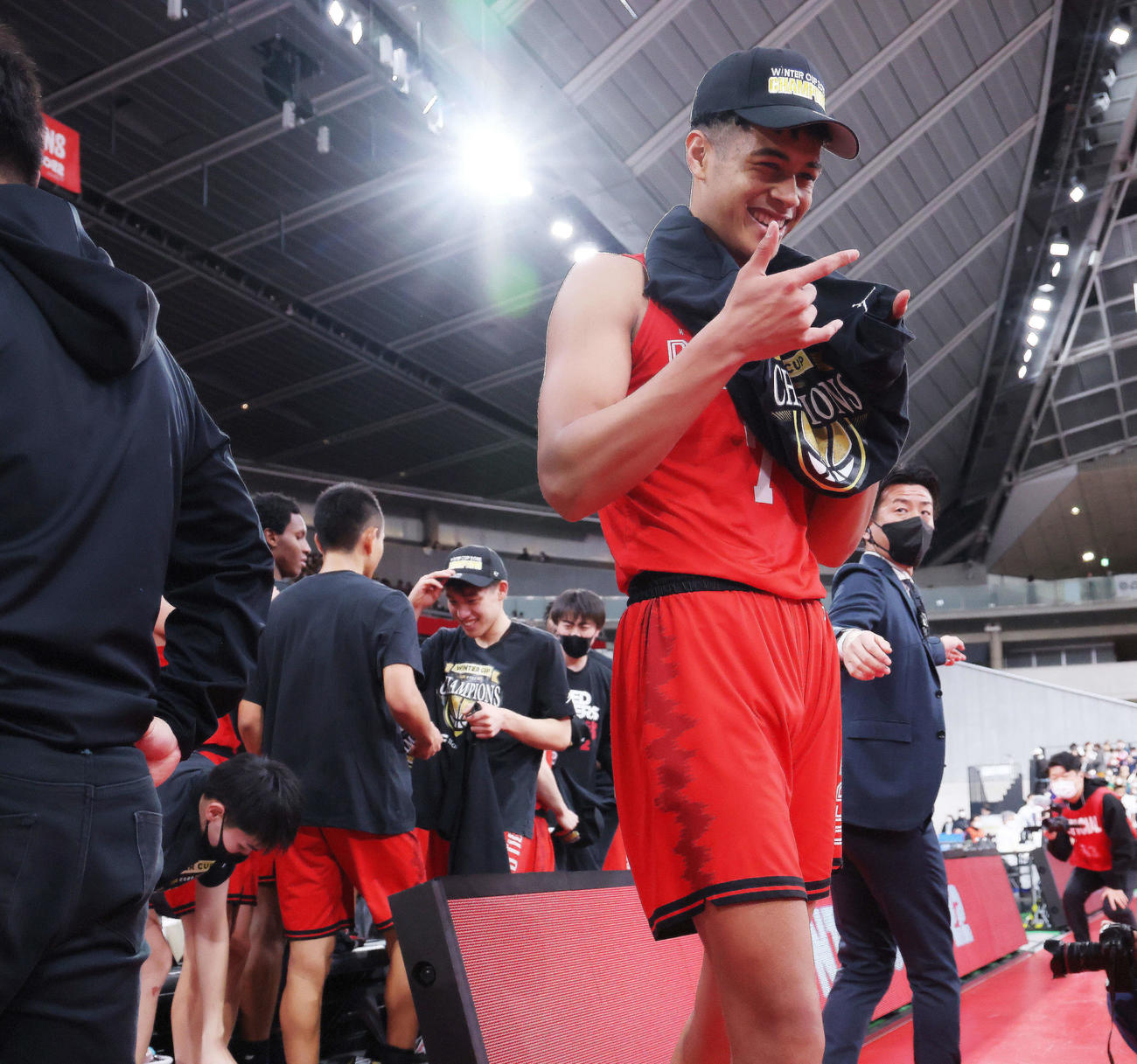 男子優勝を決め笑顔を見せる開志国際・介川（撮影・河田真司）