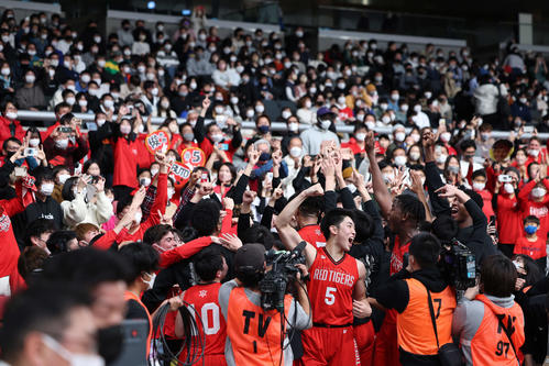 高校バスケ】開志国際初V 富樫英樹監督率いた赤いトラたちリベンジ