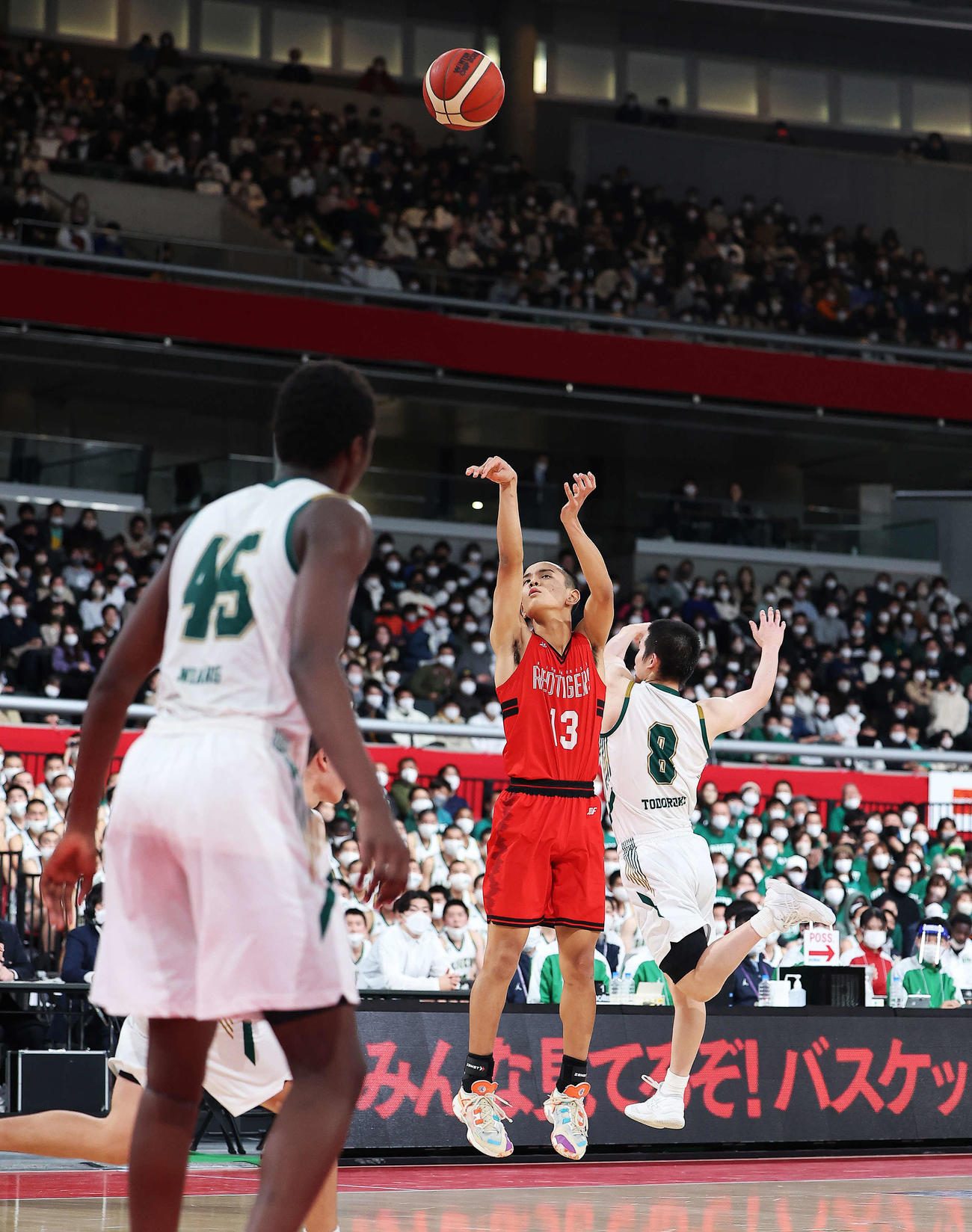 福岡第一対開志国際　第4Q、シュートを放つ開志国際・平良（中央）（撮影・河田真司）