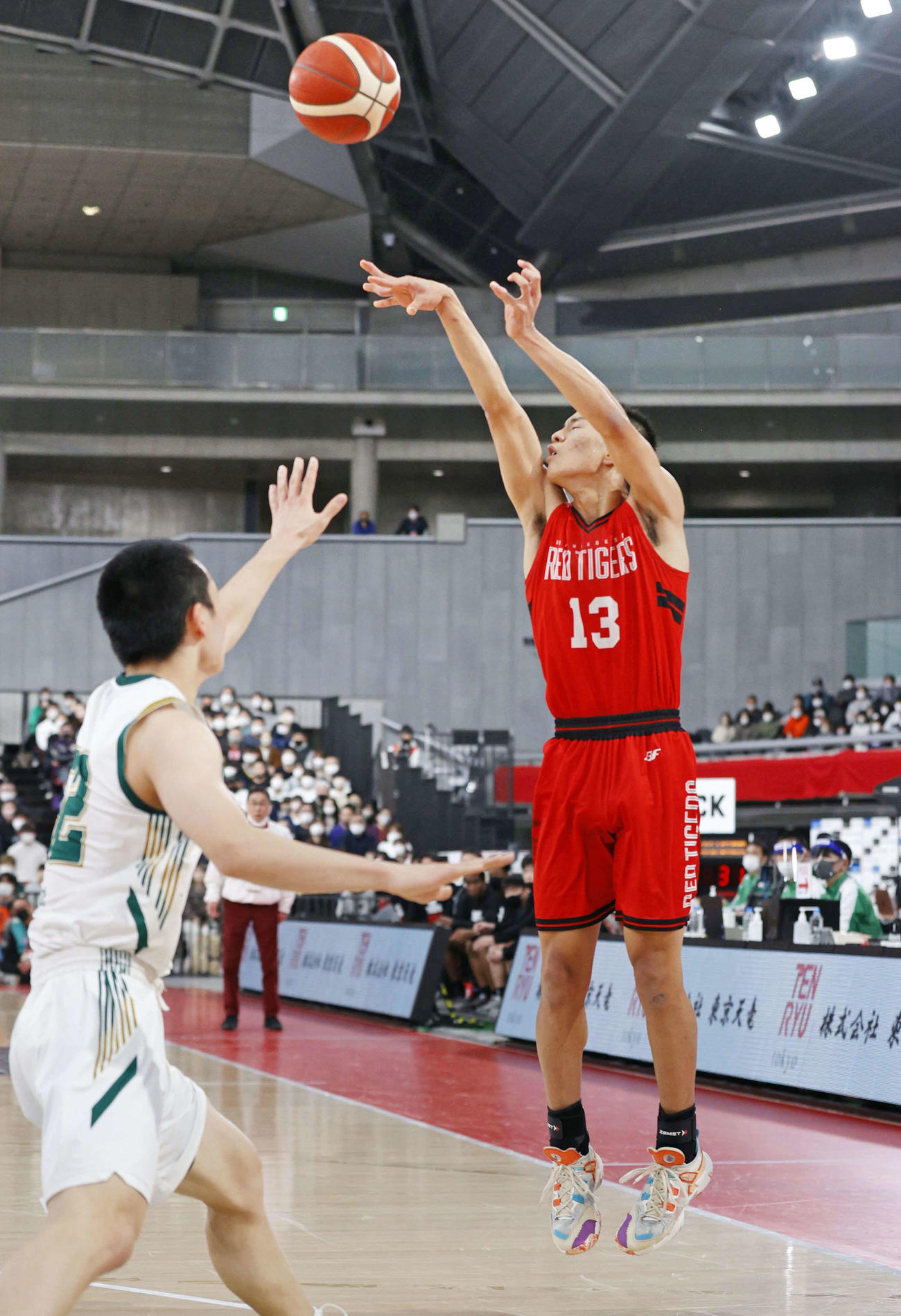 福岡第一－対開志国際　第2クオーター、3点シュートを決める開志国際の平良