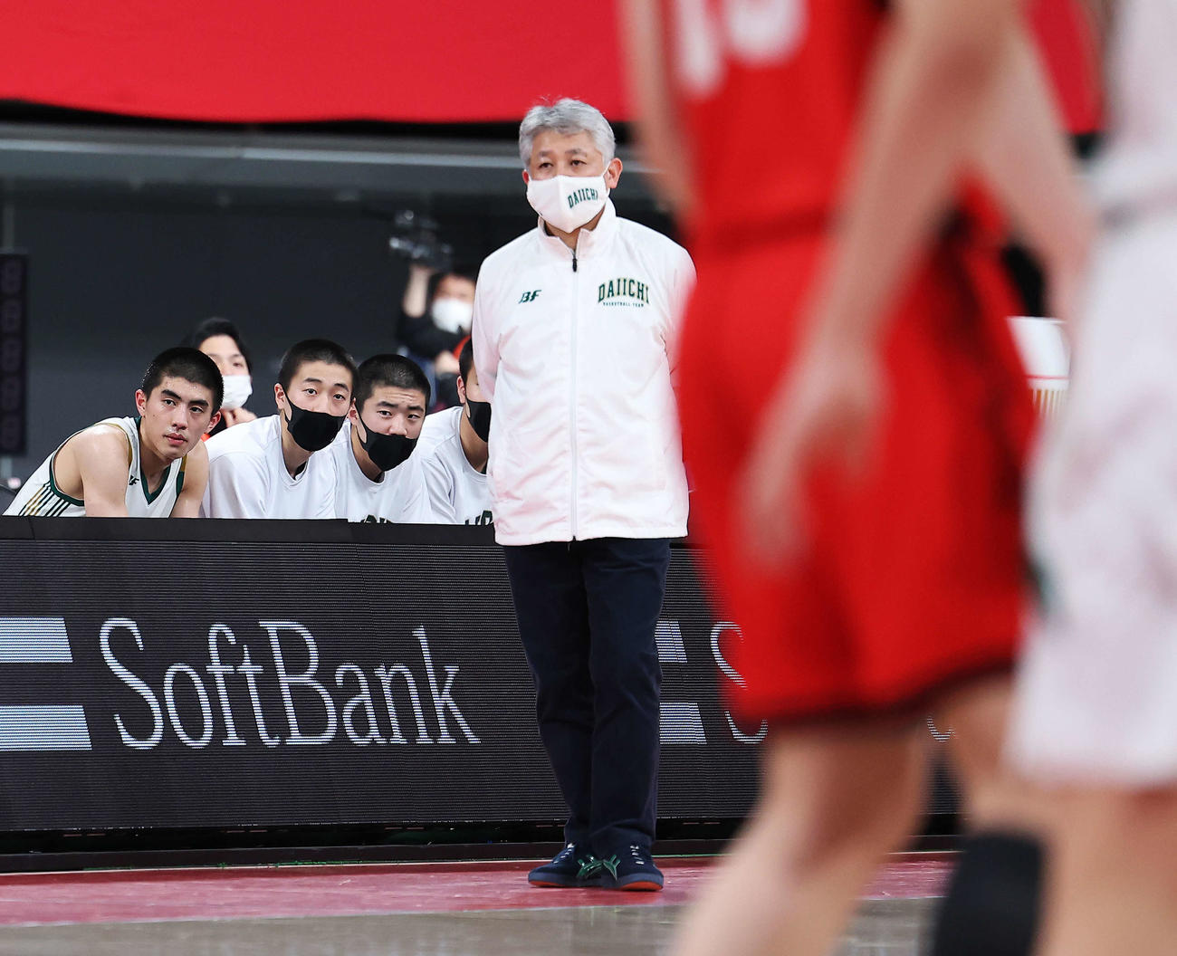 福岡第一対開志国際　第4Q、戦況を見守る福岡第一・井手口監督（撮影・河田真司）