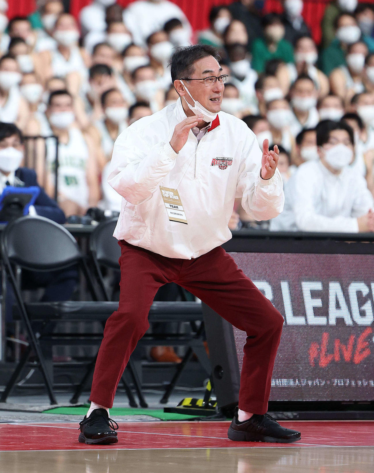 福岡第一対開志国際　第3Q、点が入り手をたたく開志国際・富樫監督（撮影・河田真司）