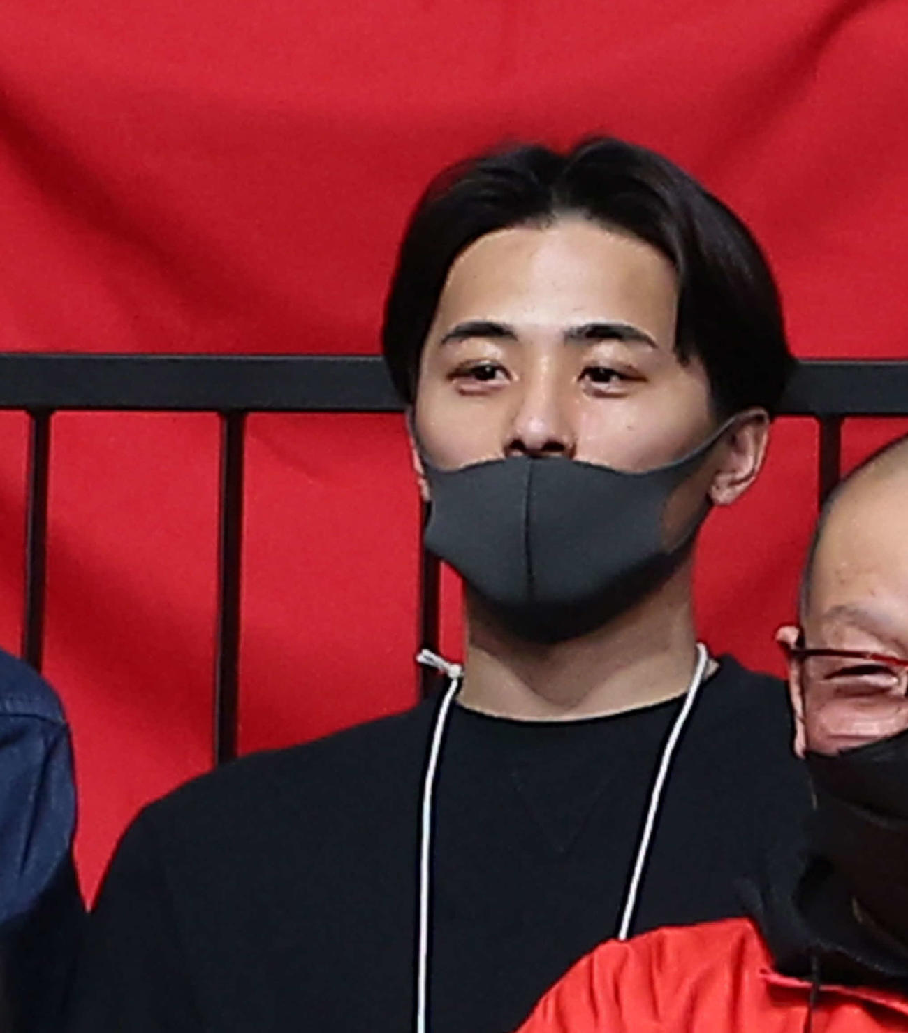 決勝戦を見届けた富樫英樹コーチ長男の千葉・富樫勇樹（撮影・河田真司）