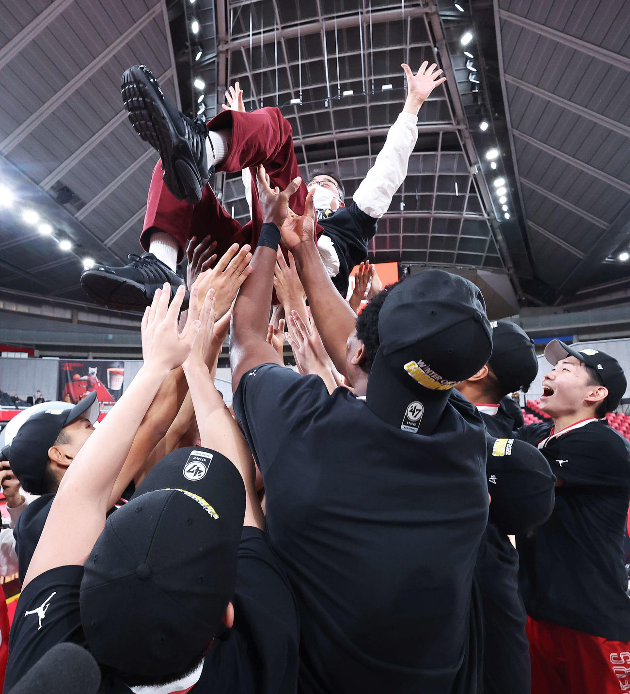 試合後、選手たちから胴上げの祝福を受ける開志国際・富樫コーチ（撮影・河田真司）