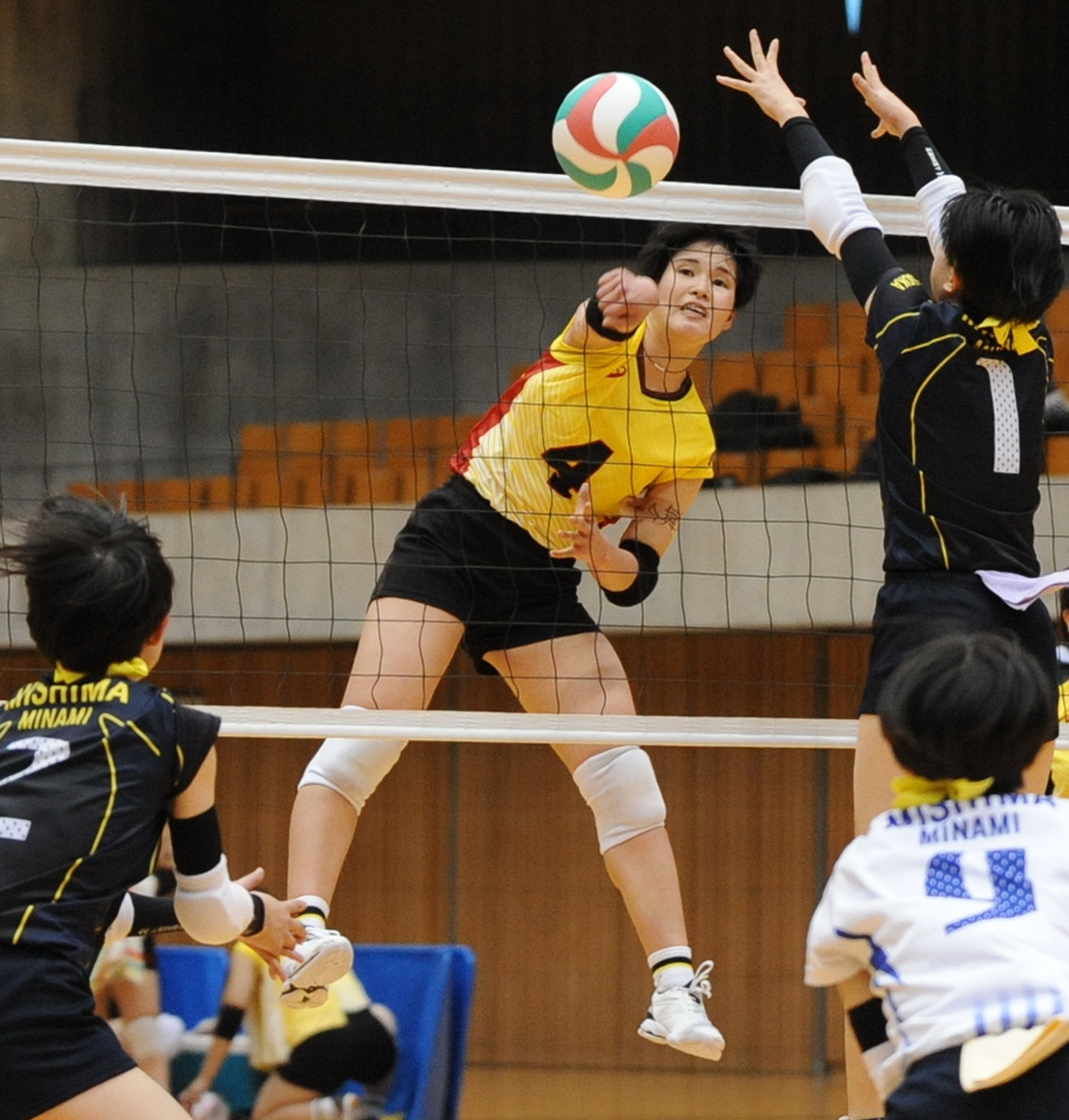 県決勝でスパイクを決める富士見の八田（中央）　