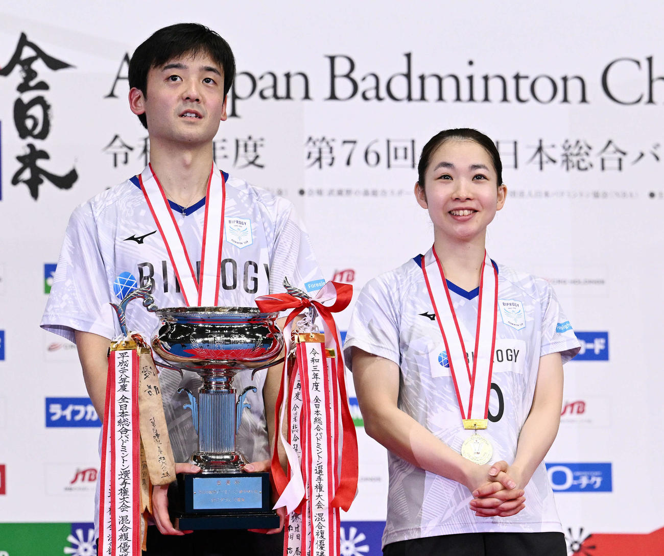 混合ダブルスで優勝を決め笑顔の金子（左）と松友（撮影・滝沢徹郎）