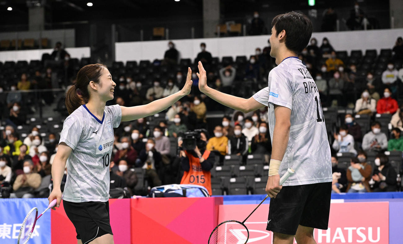 混合ダブルス決勝　優勝を決めタッチを交わす松友（左）と金子（撮影・滝沢徹郎）