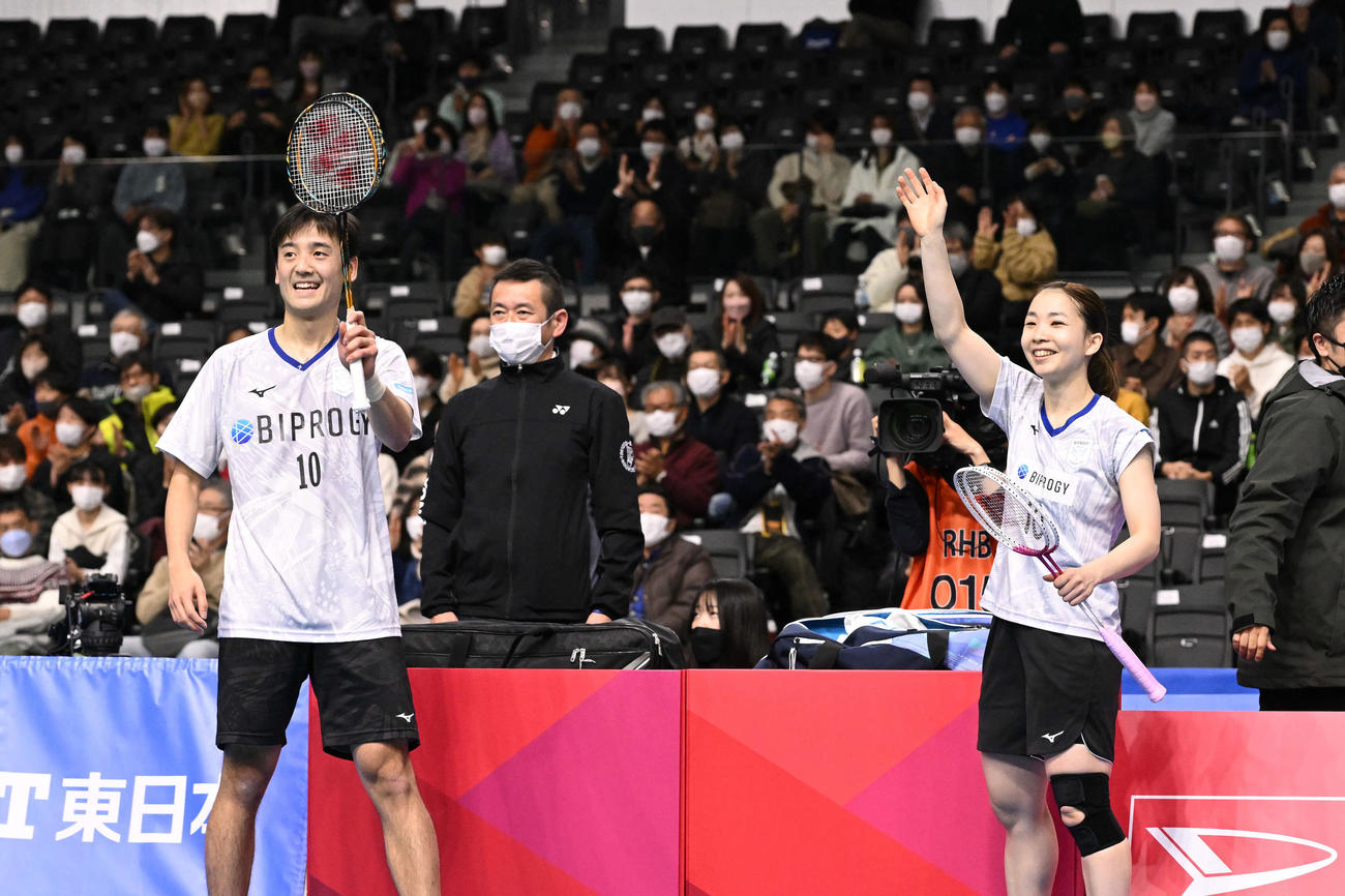 混合ダブルス決勝　優勝を決めスタンド席に手を振る金子（左）と松友（撮影・滝沢徹郎）
