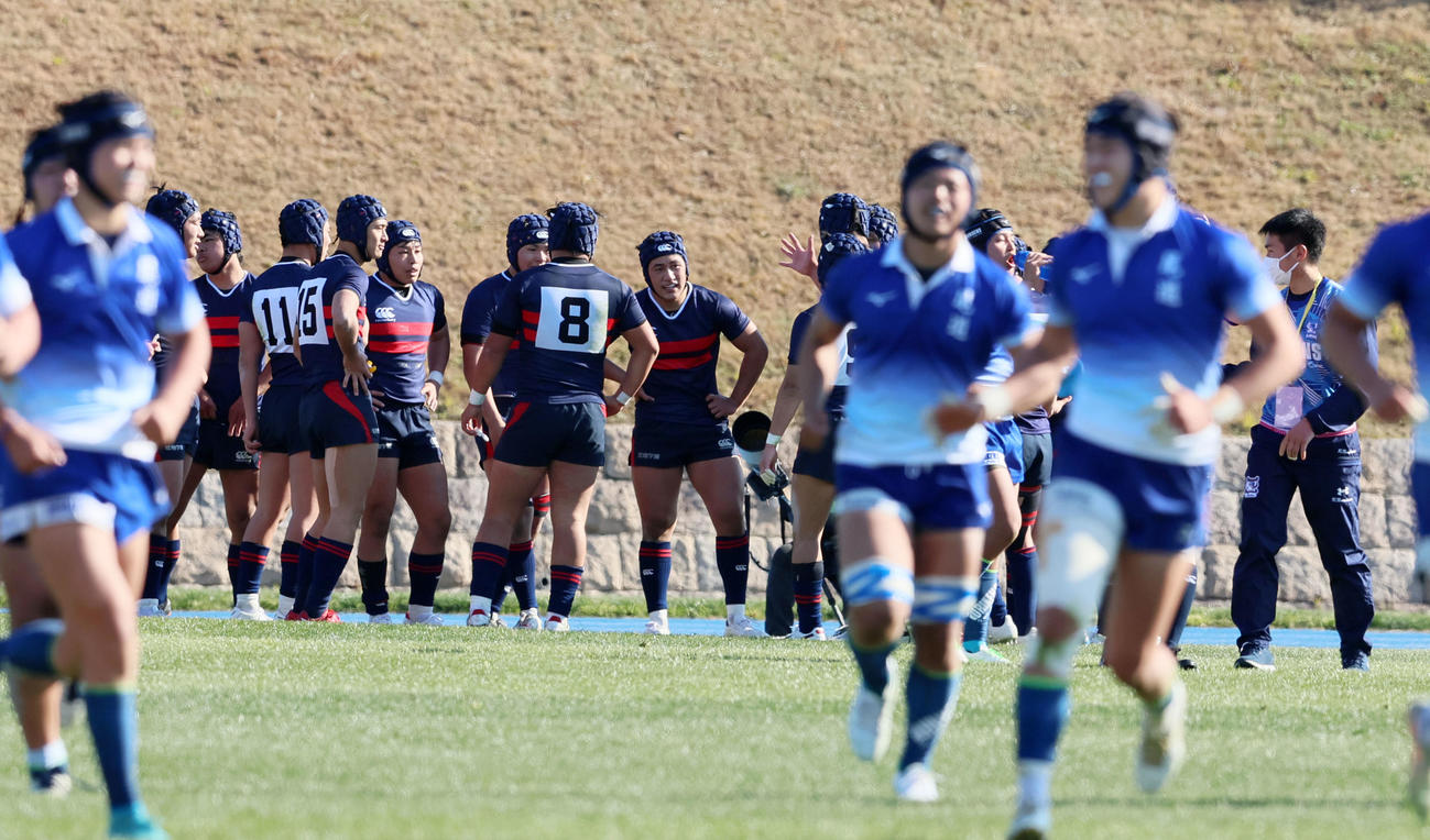 常翔学園対尾道　後半、尾道左プロップ檜山蒼介にトライを決められた常翔学園フィフティーン（撮影・加藤哉）