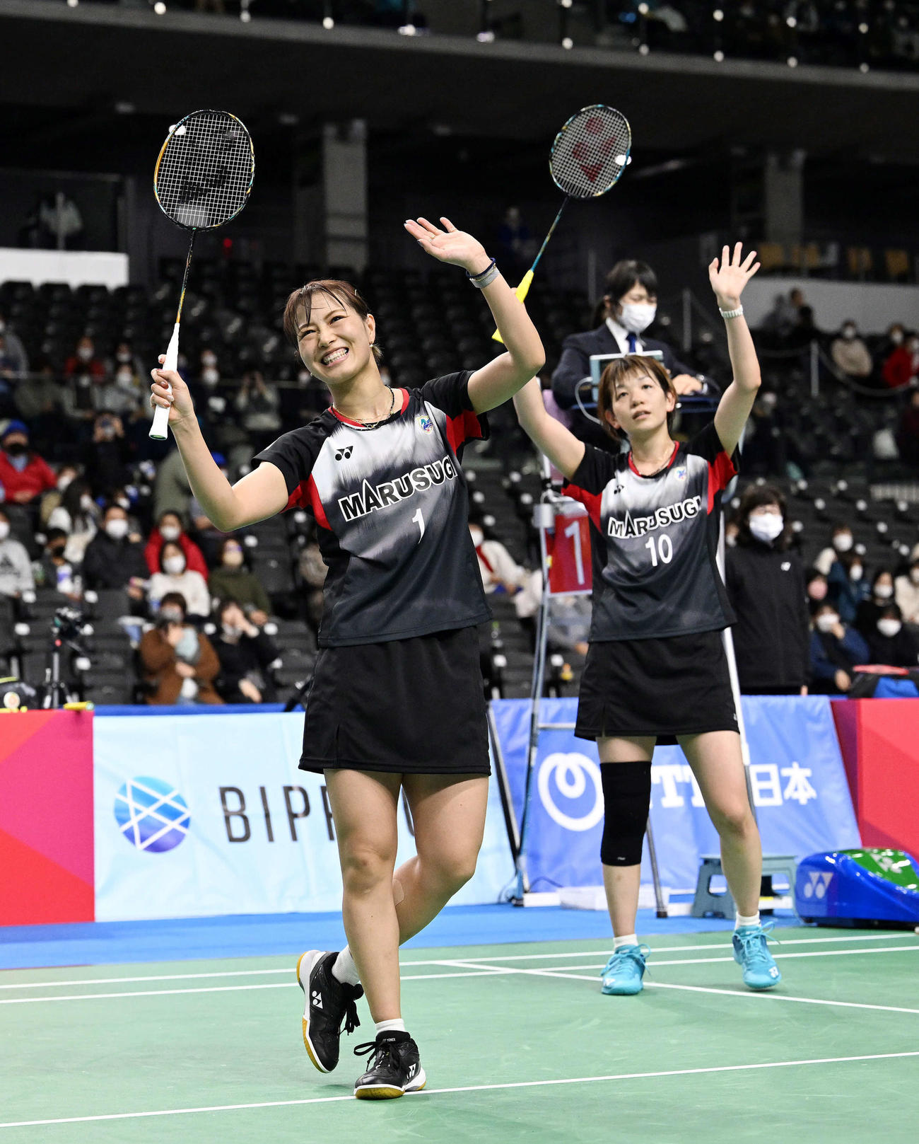 女子ダブルスで優勝を決めスタンド席に手を振る福島（左）と広田（撮影・滝沢徹郎）