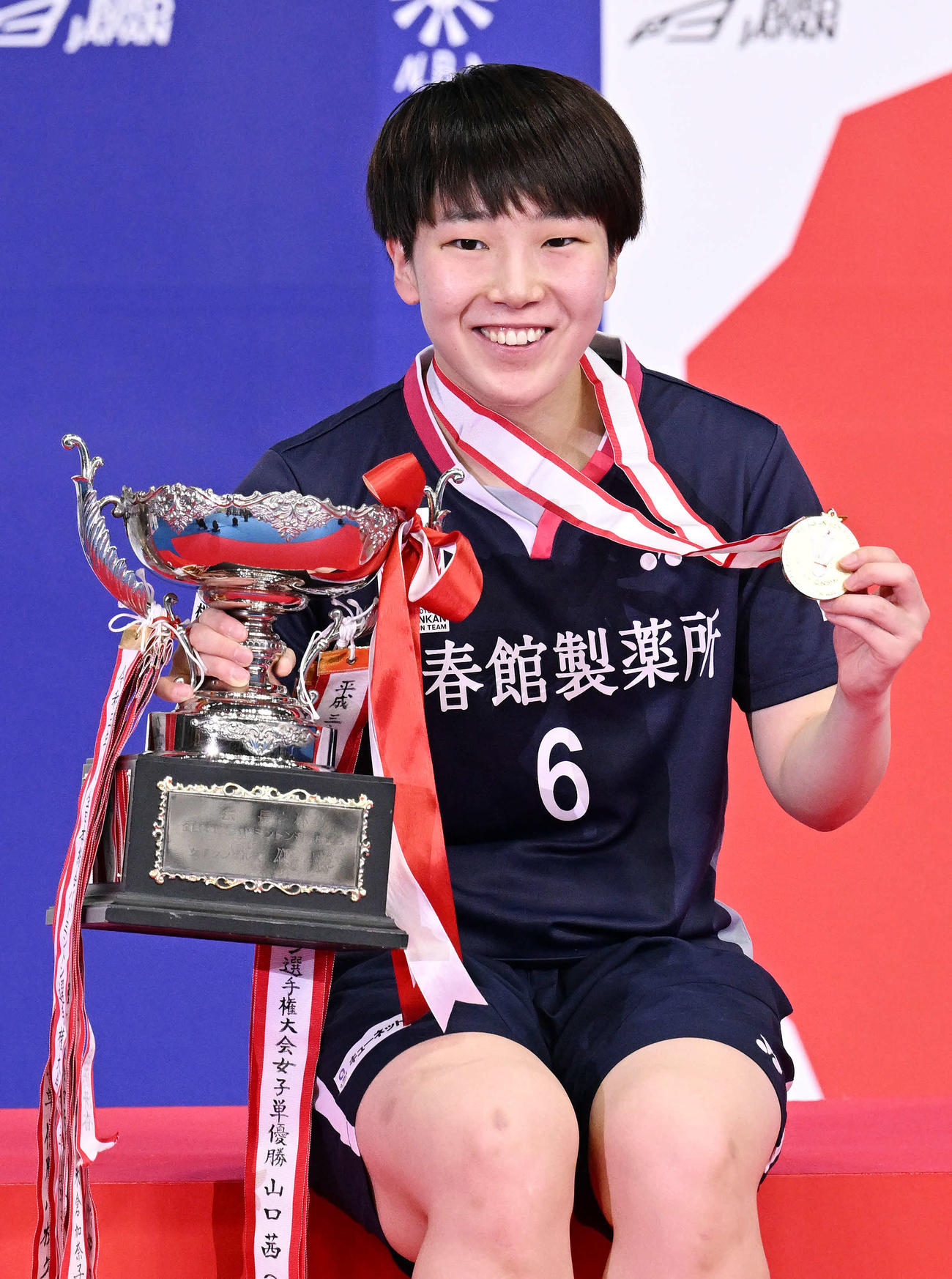 女子シングルスで優勝を決め記念撮影する山口（撮影・滝沢徹郎）