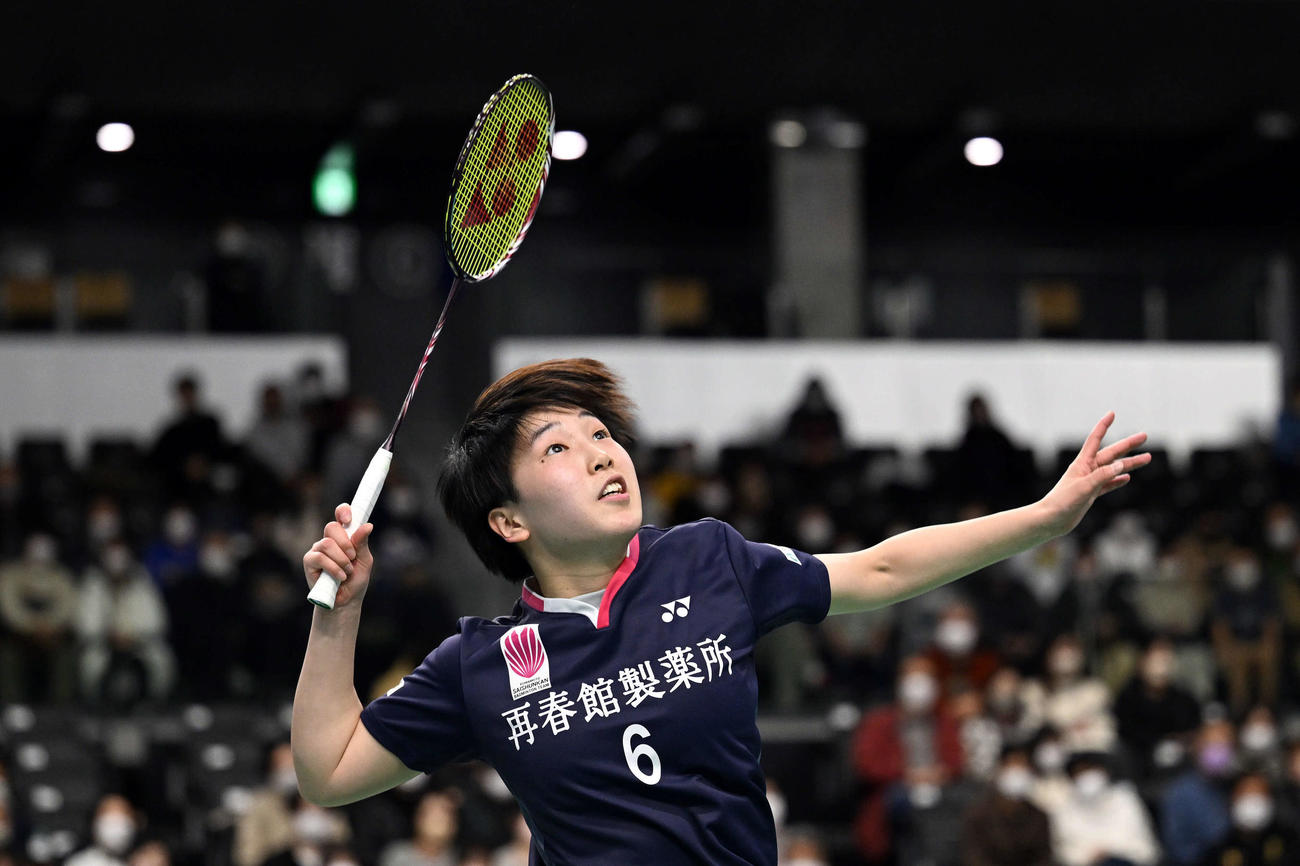 女子シングルス決勝でスマッシュを放つ山口（撮影・滝沢徹郎）