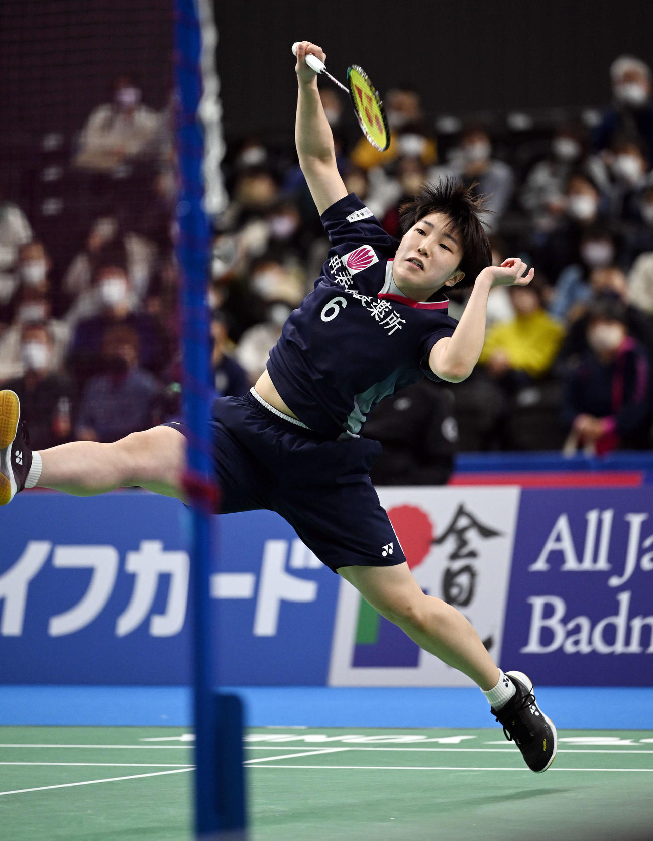 女子シングルス決勝でスマッシュを放つ山口（撮影・滝沢徹郎）