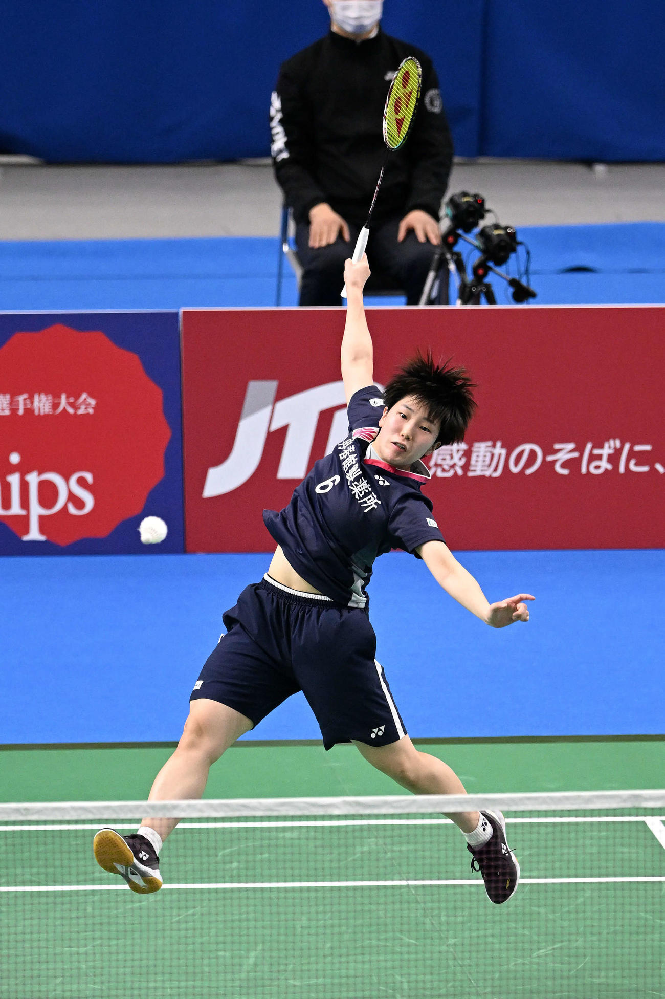 女子シングルス決勝でスマッシュを放つ山口（撮影・滝沢徹郎）