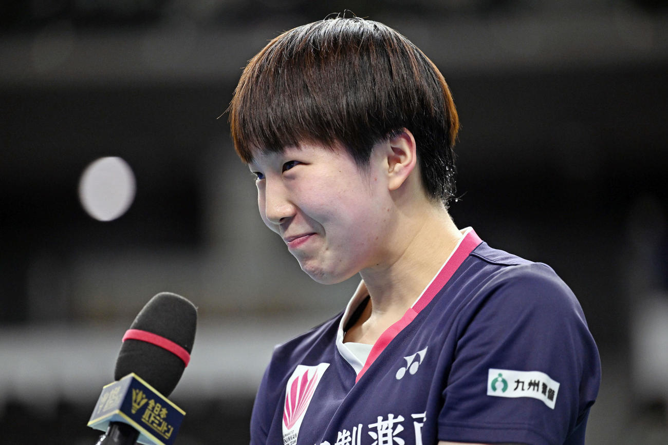 女子シングルスで優勝しインタビューに応じる山口（撮影・滝沢徹郎）