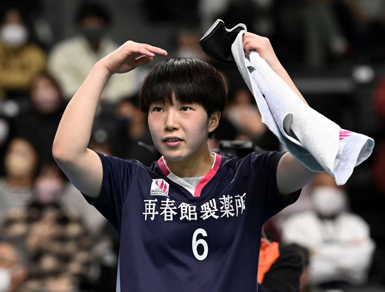 女子シングルスで優勝を決めた山口はスタンド席にポーズを決める（撮影・滝沢徹郎）