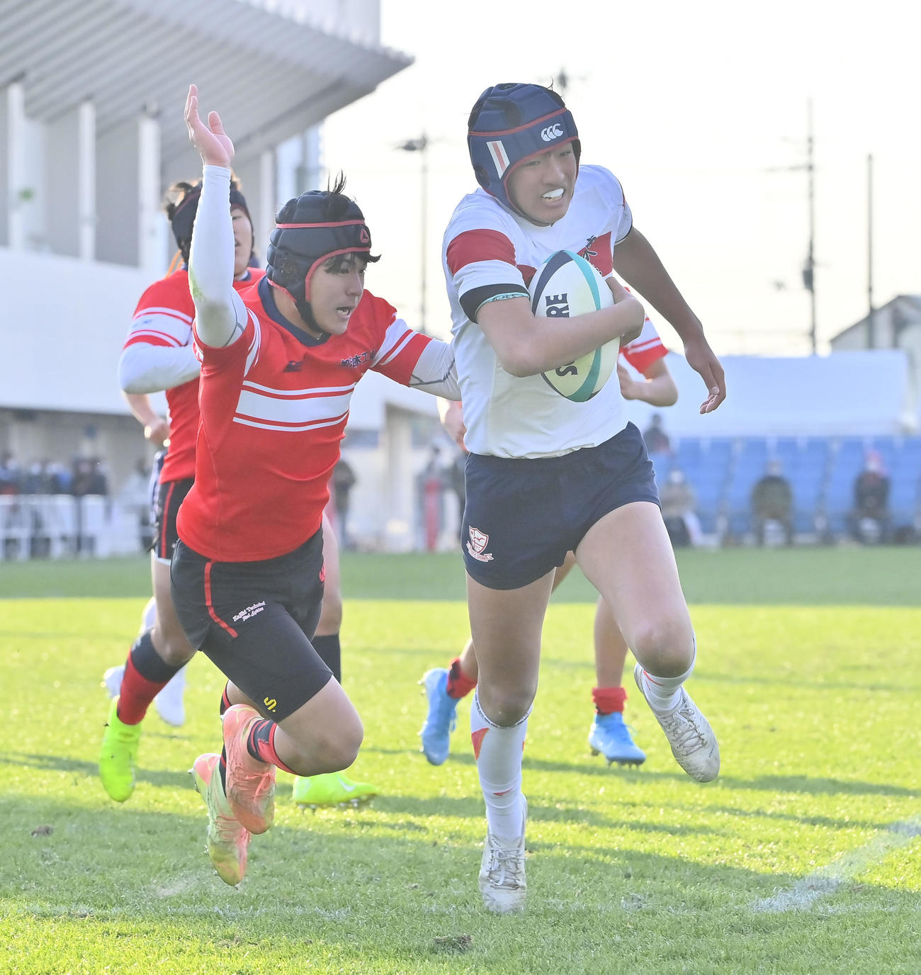 東海大相模対加治木工　後半、ハーフウエーラインからボールをつないだ東海大相模はWTB松岡拓斗が右中間にトライを奪う（撮影・和賀正仁）