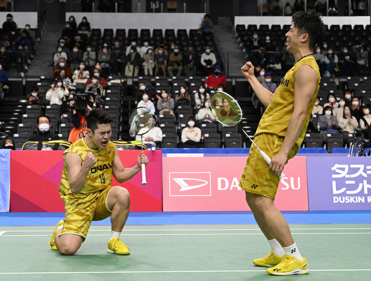 男子ダブルス決勝　優勝を決めてさけぶ保木（左）と小林（撮影・滝沢徹郎）