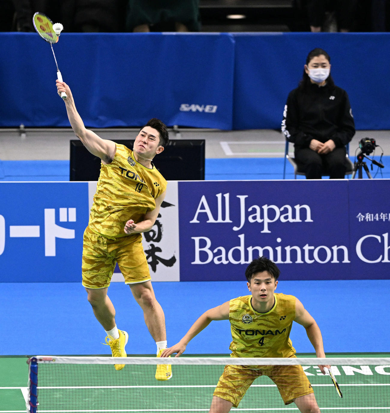 男子ダブルス決勝　スマッシュを放つ保木（左）と小林（撮影・滝沢徹郎）