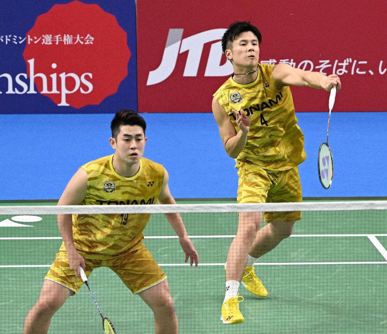 男子ダブルス決勝　シャトルを打ち返す小林（右）と保木（撮影・滝沢徹郎）