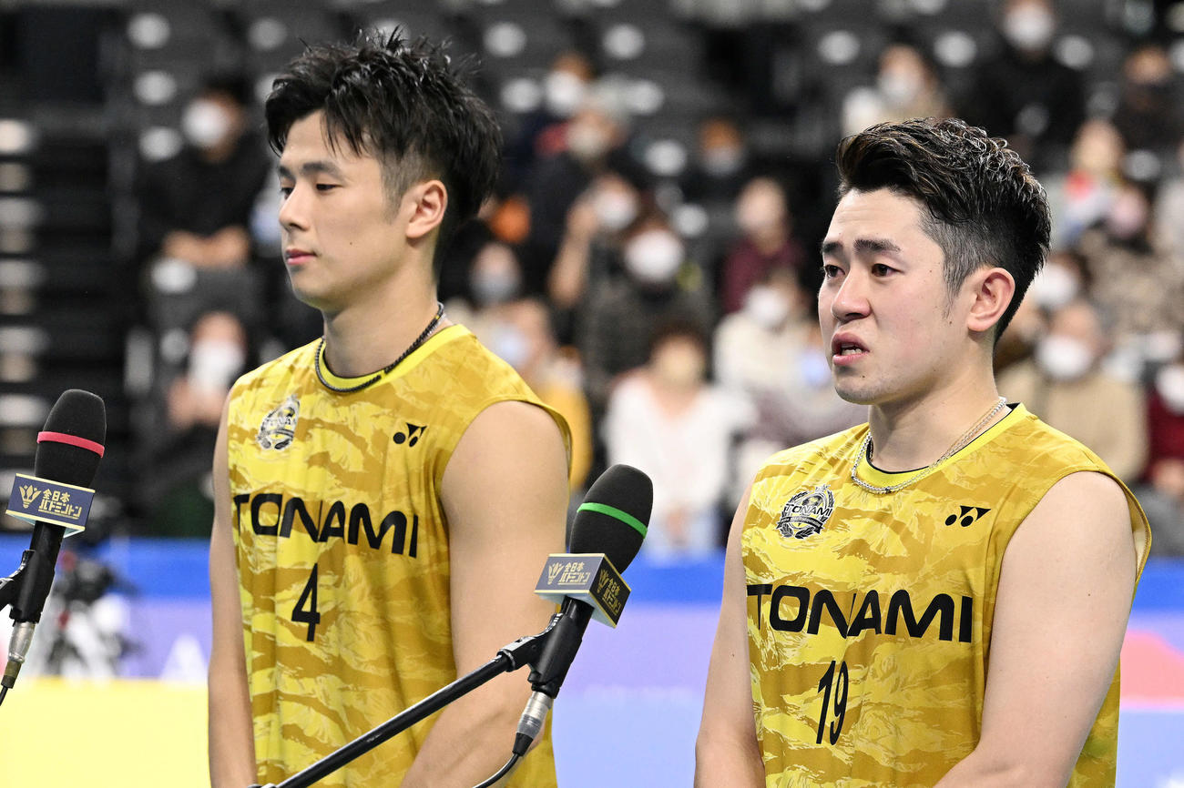 優勝インタビューで亡くなった綿貫勝介トナミHD社長への思いを語った保木（右）と小林（撮影・滝沢徹郎）