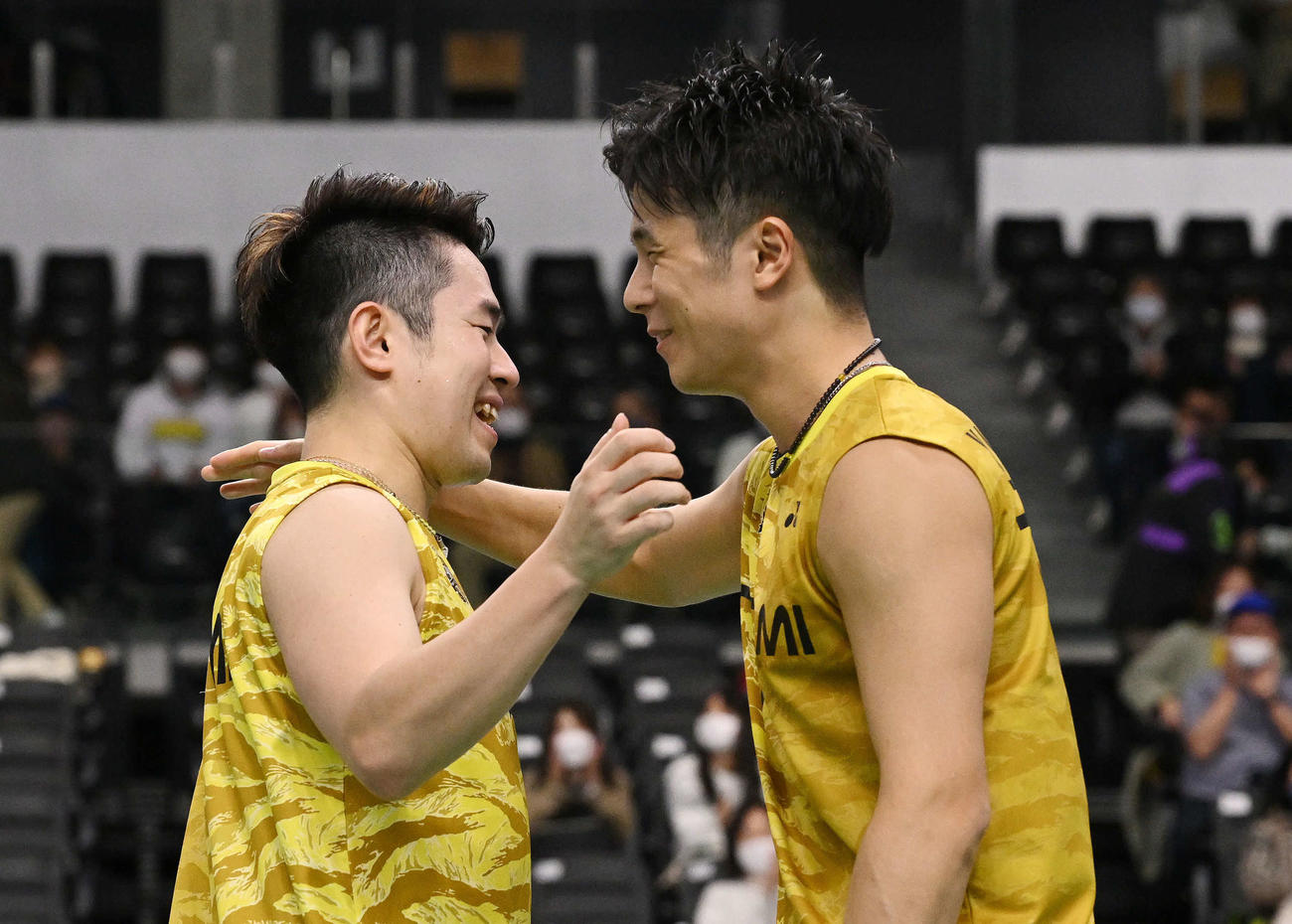 男子ダブルスで優勝を決め抱き合って喜ぶ保木（左）と小林（撮影・滝沢徹郎）