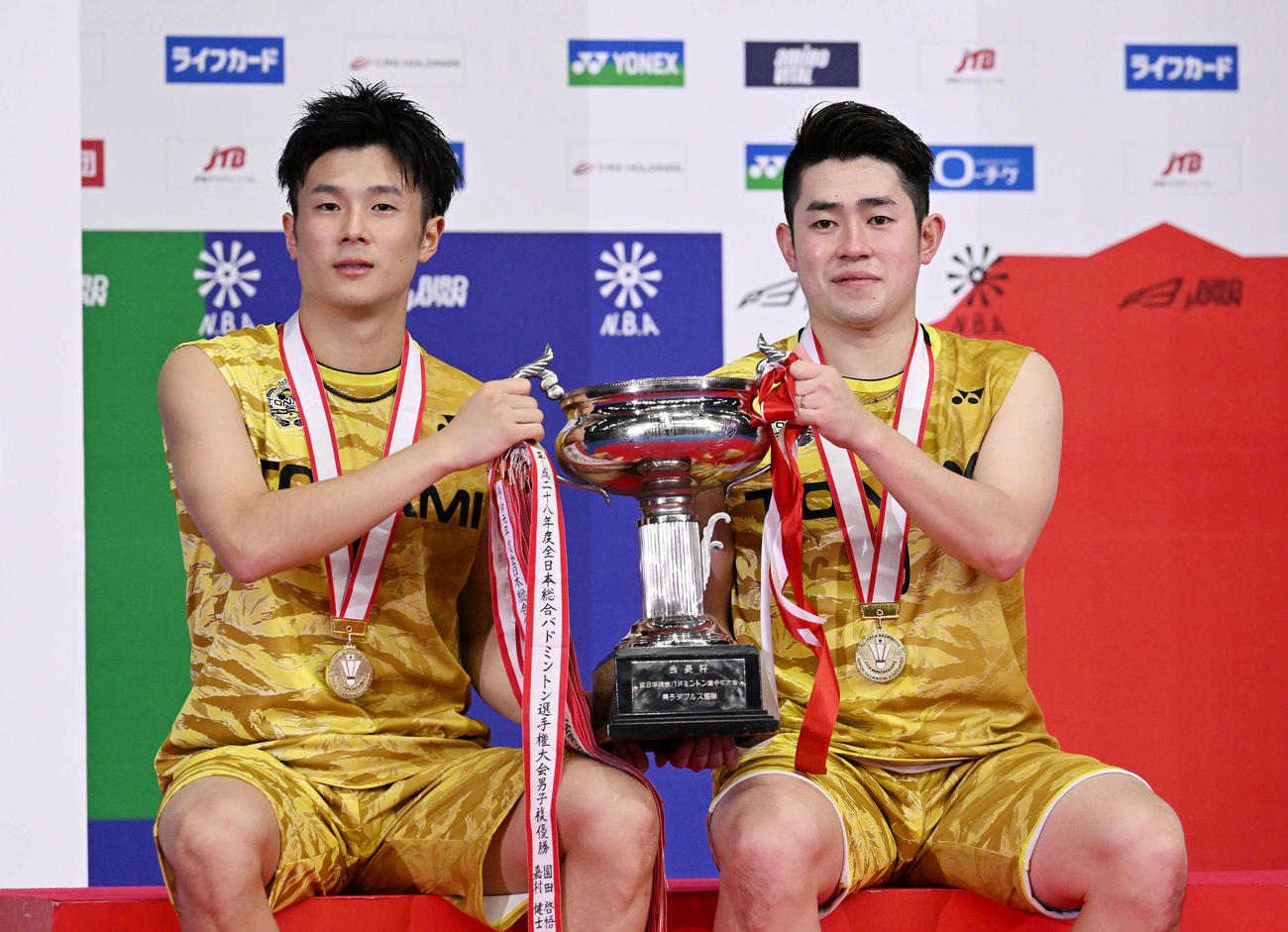 男子ダブルスで優勝を決め記念撮影する小林（左）と保木（撮影・滝沢徹郎）